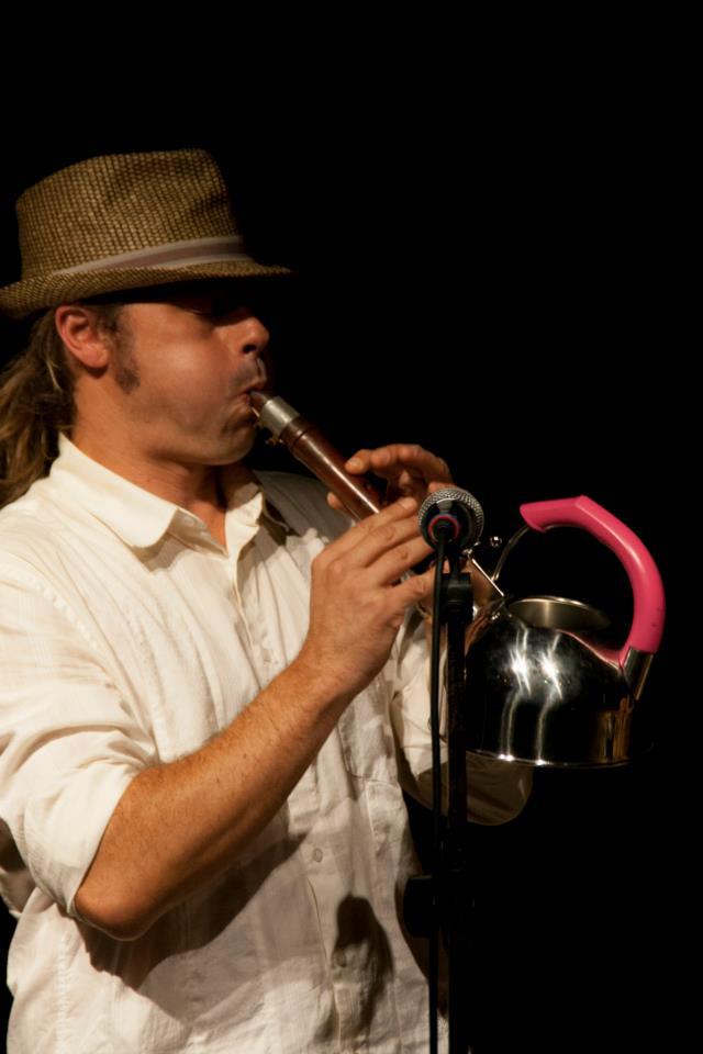 guirigabacho en live dans son concert spokeradio. il joue du sac bouilloire