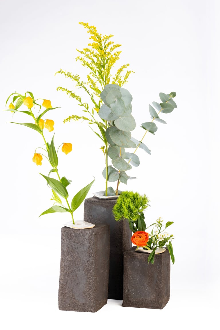 vases en grès noir, soliflore blanc et bouquet de fleur