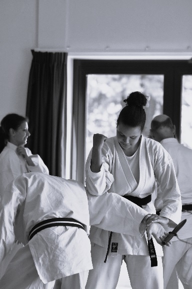 Chelsey Da Rocha Pires traint zelfverdediging bij budo ryu koersen