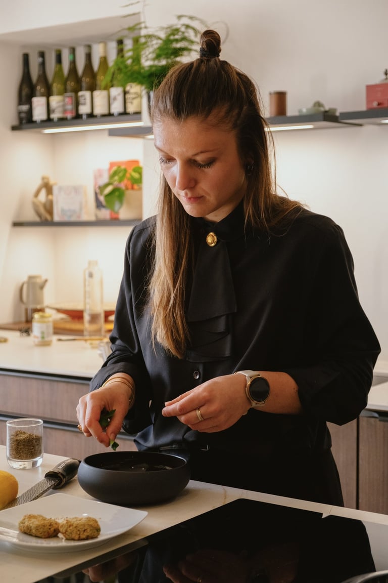 Marine Lucas lors d'un cours de cuisine