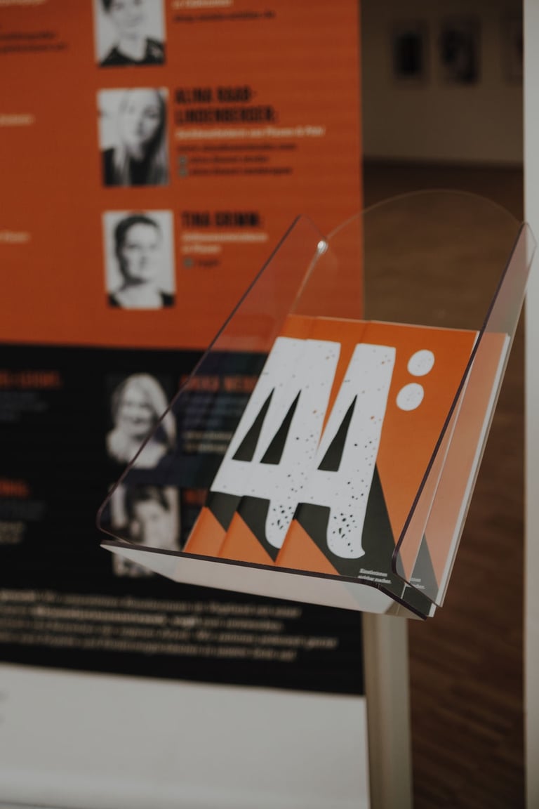 Aussteller und Plakat mit Flyer von Arte:misia Vogtland