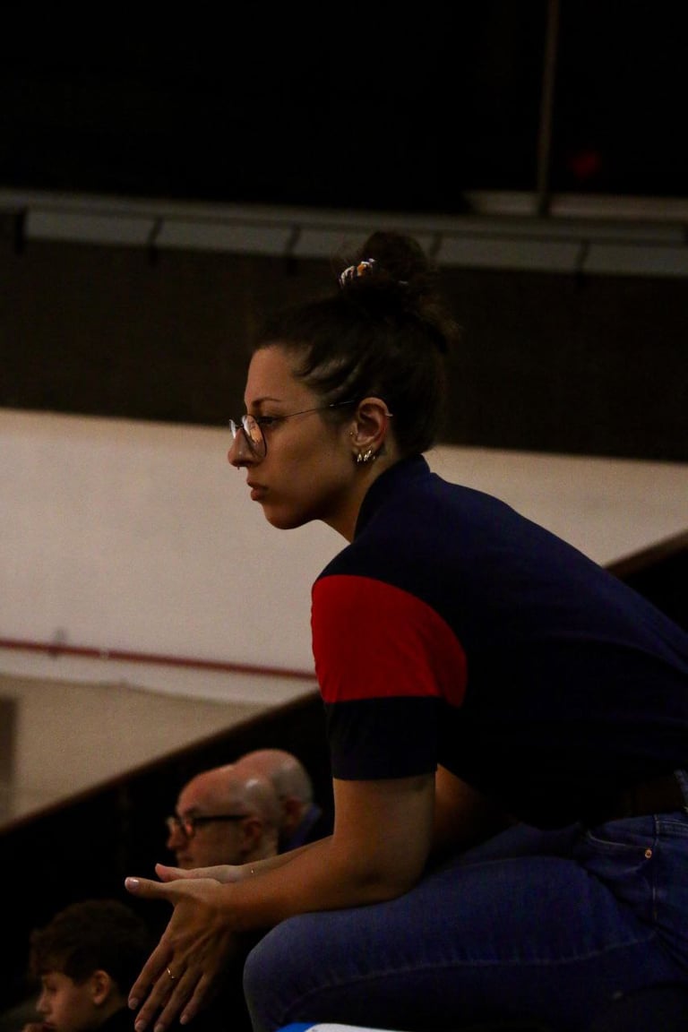 Nell'immagine si vede la Dottoressa concentrata a bordo campo durante una partita