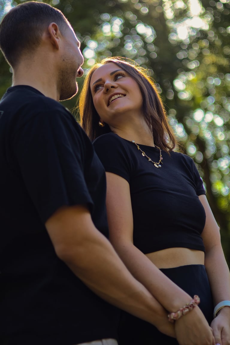 Authentisches Paarshooting in Coburg, bei dem ein Paar herzlich in der Natur lacht.