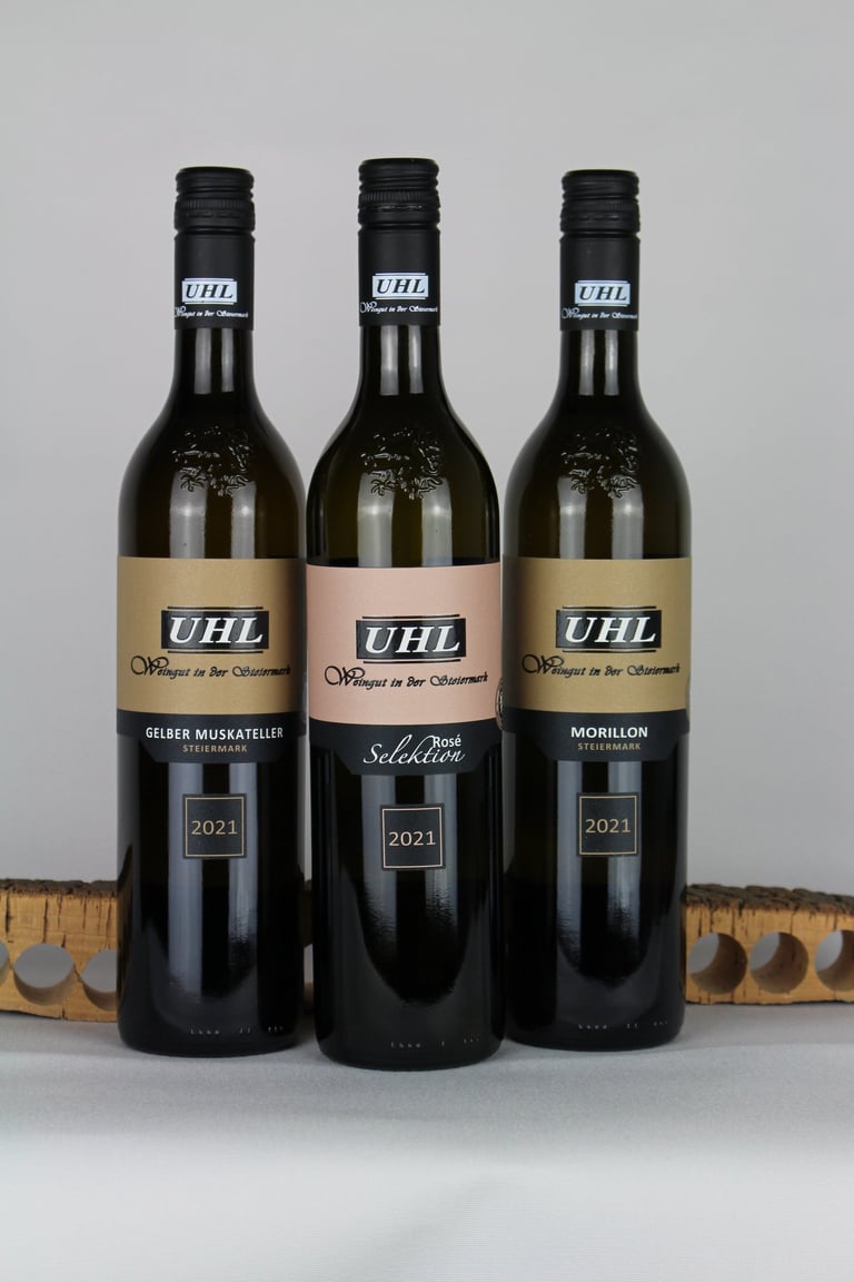 Drei Weinflaschen vom Weingut Uhl