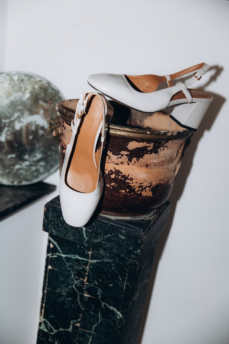 Chaussures posées sur un seau.