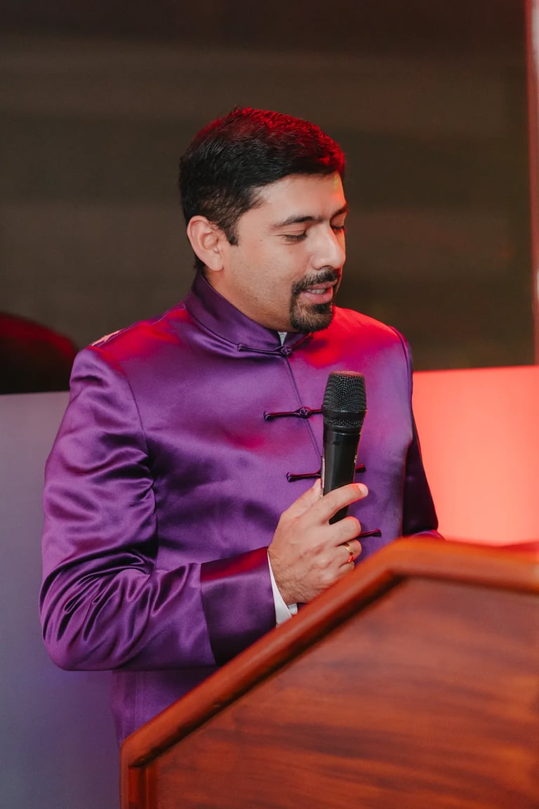 Hombre empresario con ropa china tradicional hablando por micrófono para una audiencia