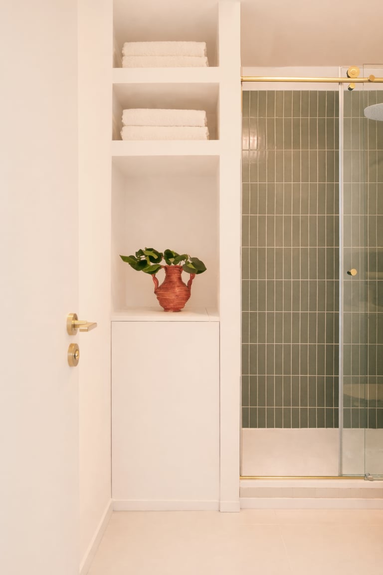 Salle de bain à Pau avec rangements sur mesure et douche à l’italienne