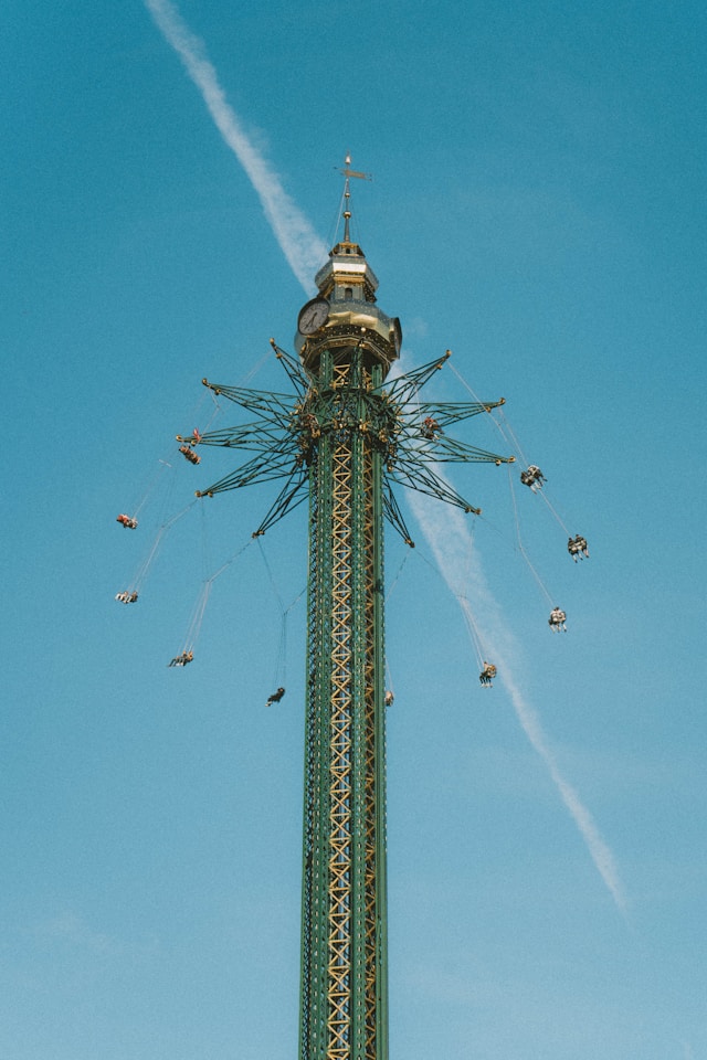 "La torre de sillas voladoras Praterturm en Viena con pasajeros girando a gran altura contra un ciel