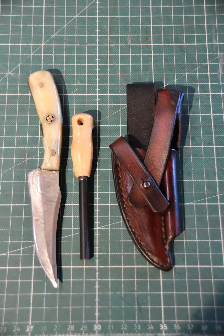 Messerscheide mit Feuerstarter-Halter. Handgefertigt mit Sattlernaht, Farbverlauf und Sicherung.