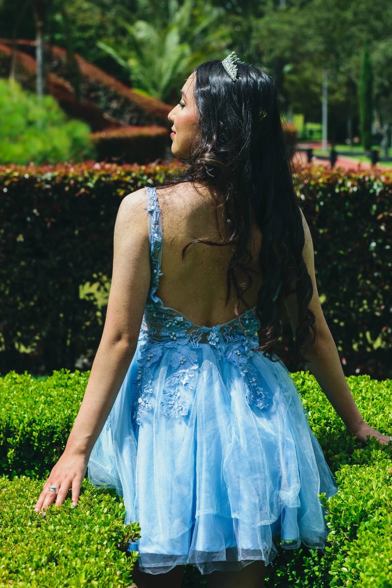 Quinceañera acompañada de amigos durante sesión en Bogotá — TheLens.