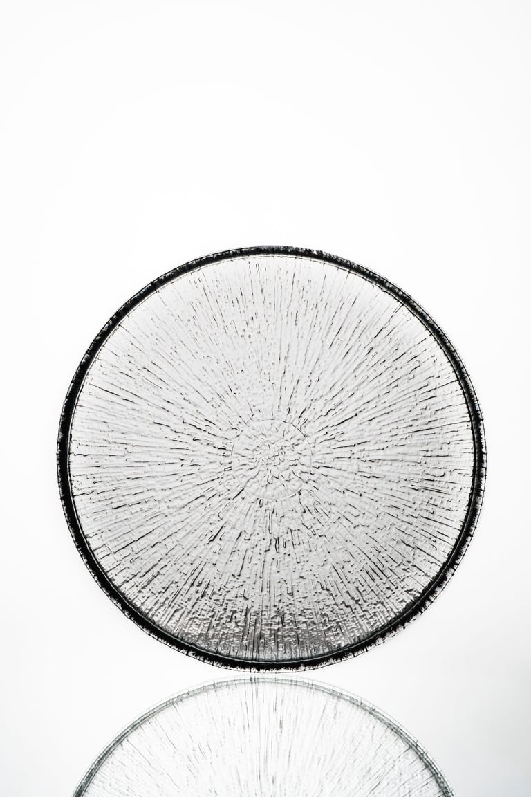 e-ticaret ürün çekimi beyaz fon dekupe cam tabak çekimi