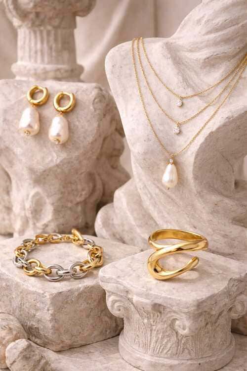 elegante pieza de joyeria de oro con perlas