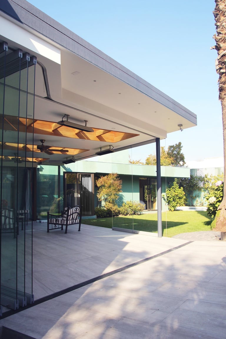 Terraza exterior con lucarnas y cierro de cristal colgante