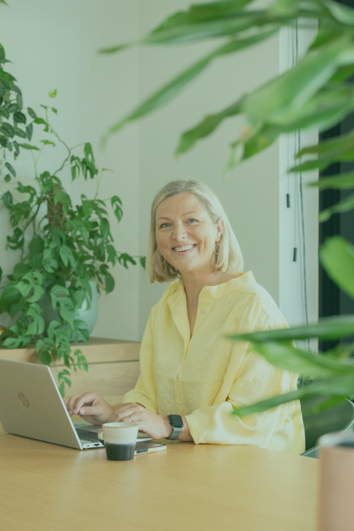 Iris Van Belleghem, learning and development expert achter haar laptop