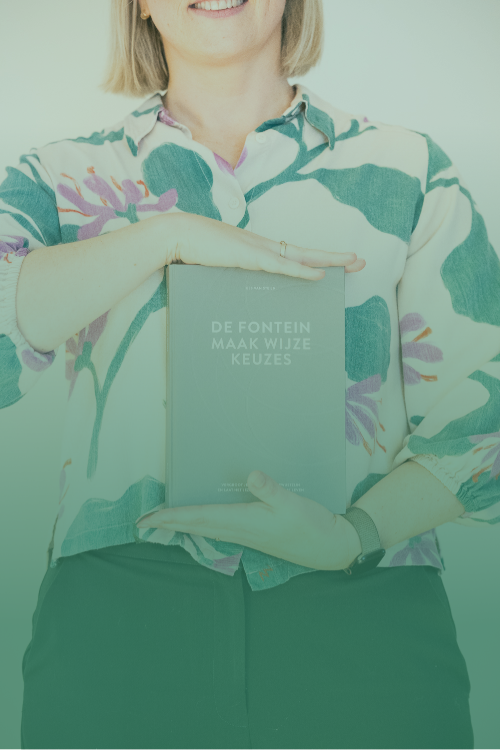 Iris Van Belleghem met boek 'De fontein maakt wijze keuzes' 