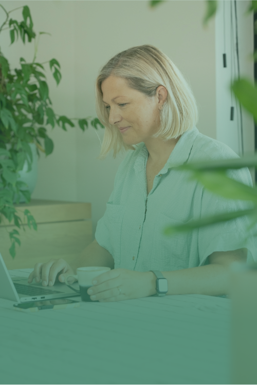 Iris Van Belleghem, learning and development expert achter haar laptop