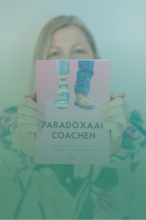 Iris Van Belleghem met boek 'Paradoxaal Coachen', haar aanpak van coaching in complexe situaties