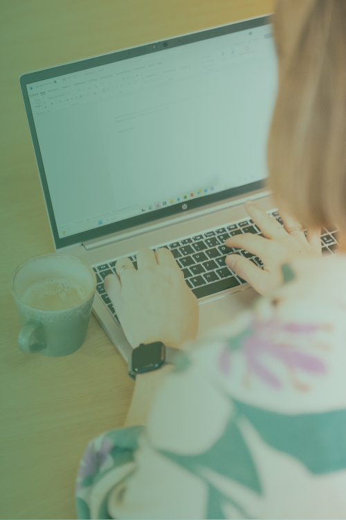 Iris Van Belleghem op de laptop, contacteer Sideline Coaching voor een eerste gesprek