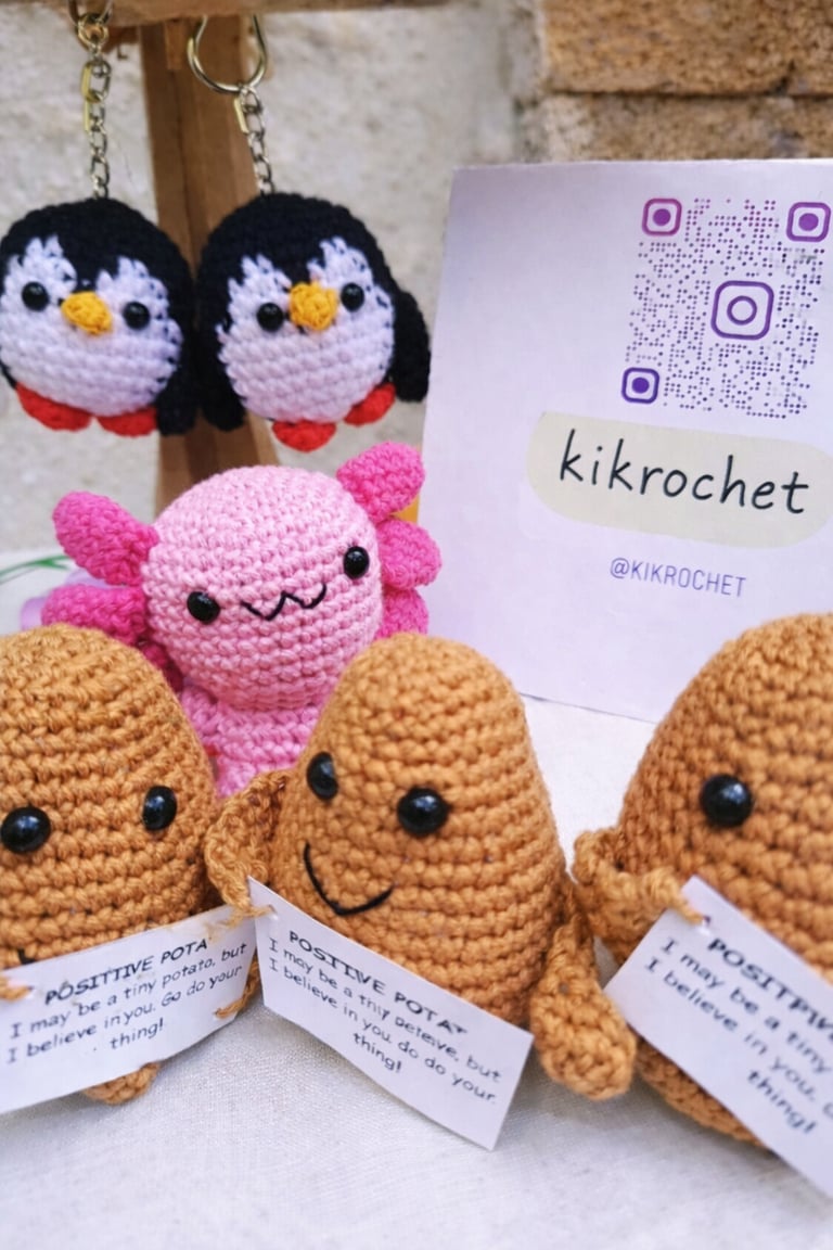 Llaveros de pingüino y ajolote de crochet