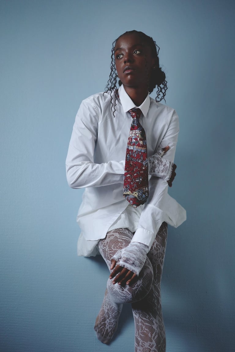 Portrait fille noir, pose contre un mur, en studio à Brunoy 