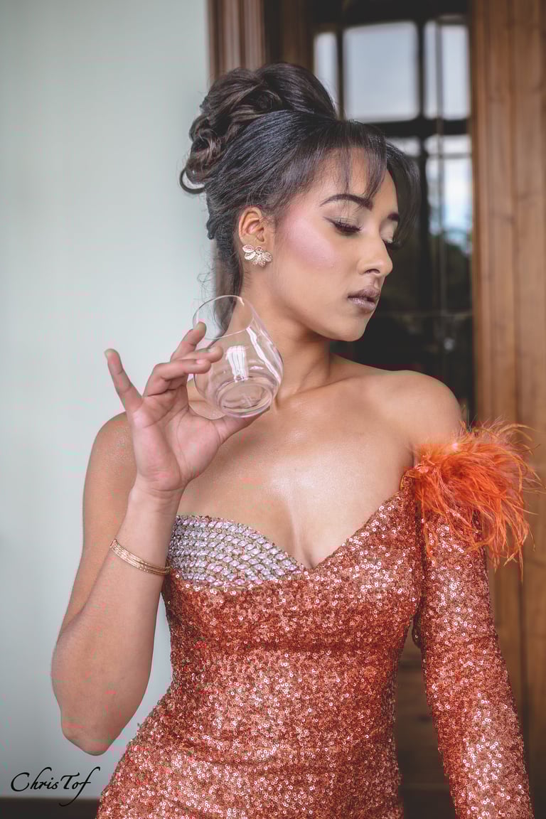 photo manequin qui pose devant l'objectif , robe de soirée , en interieur avec lumiere du soleil 66 