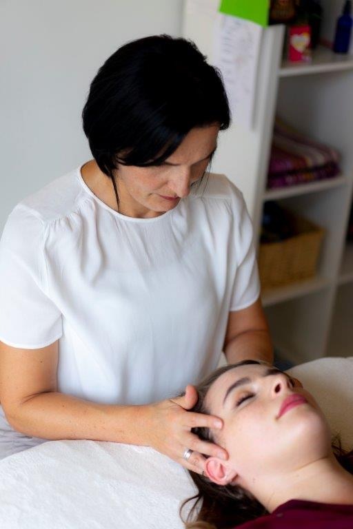 Hannelore Freischlager beim praktizieren von IKA Craniosacrale Körperarbeit