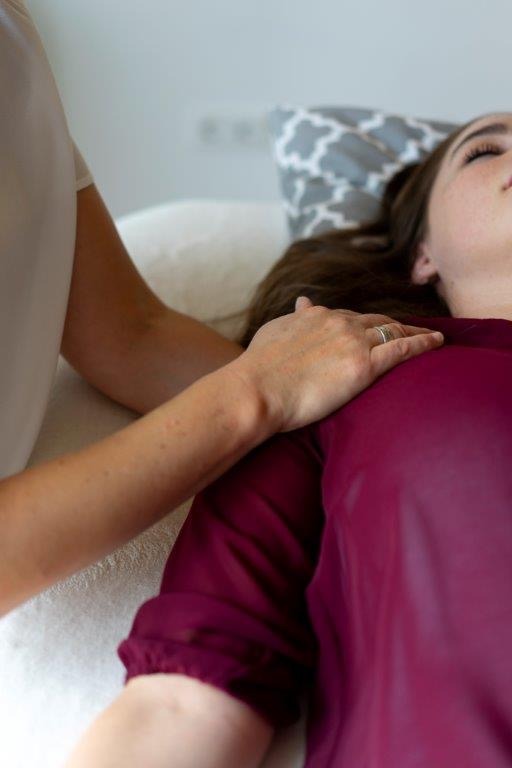 Schulter wird durch die Hände berührt