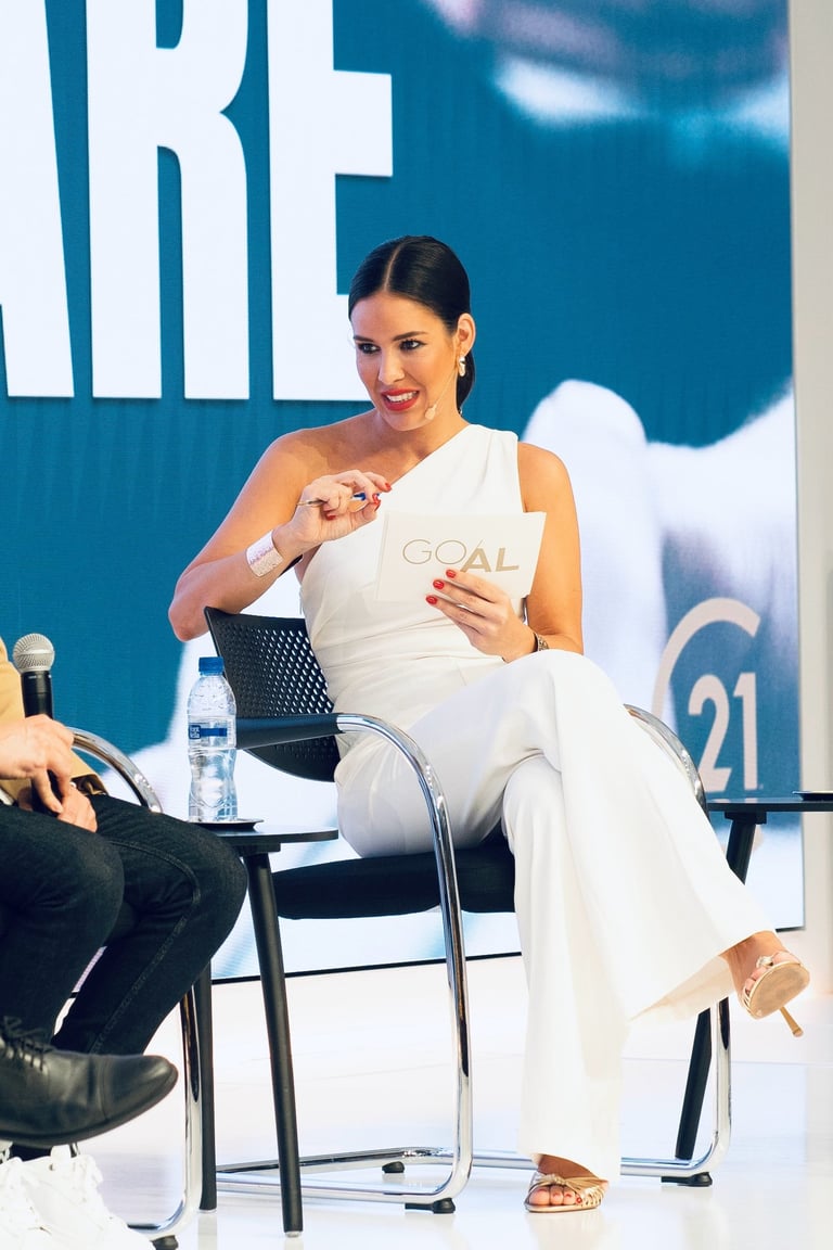 María Lázaro haciendo una entrevista en el escenario