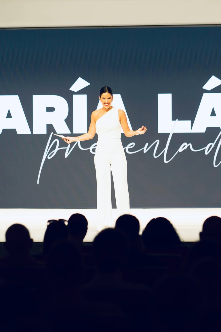 María Lázaro presentando un evento en el escenario