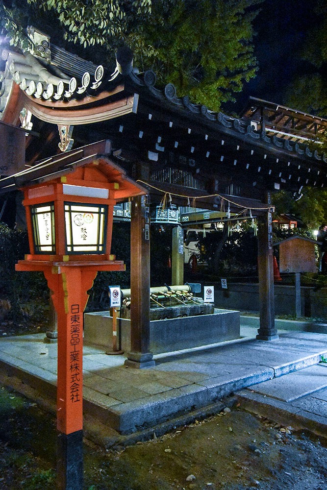 Fontaine de purification avec une lanterne rouge en premier plan