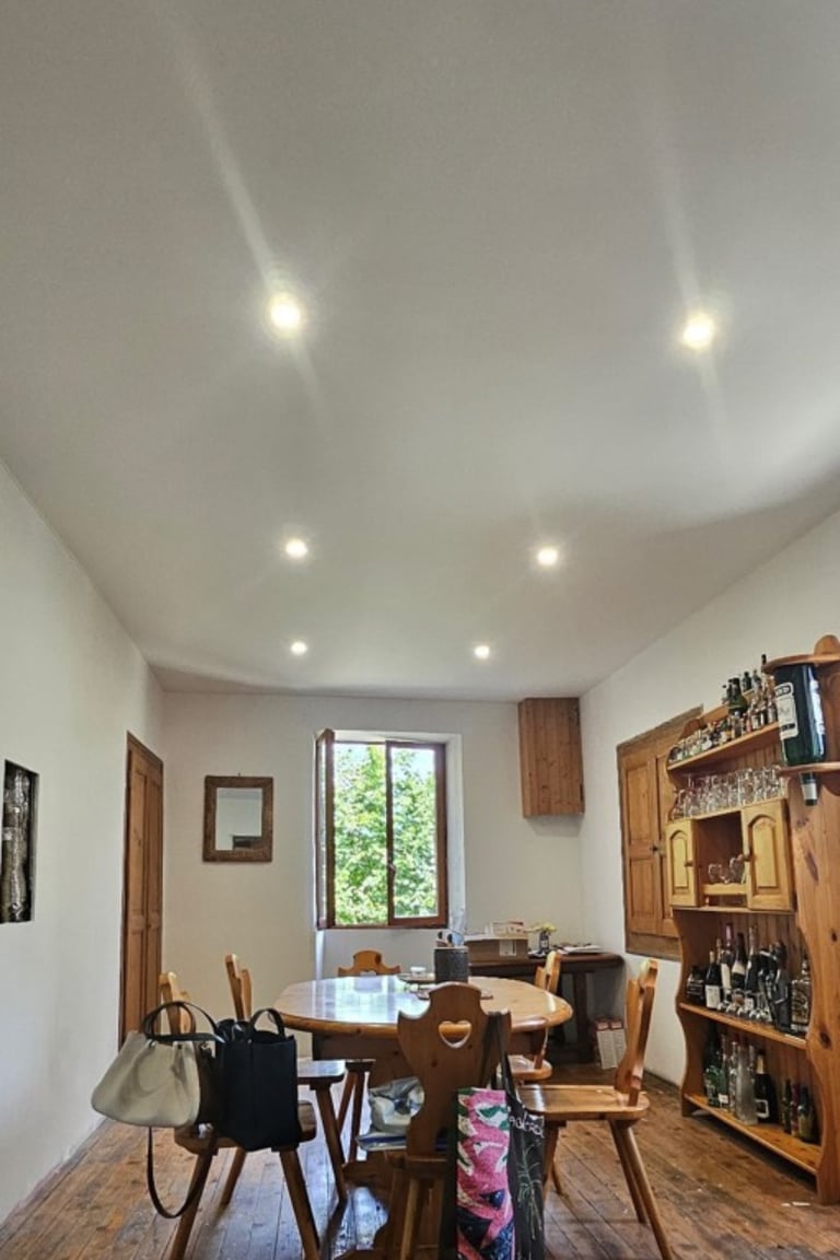 Installation d'un plafond tendu textile blanc mat avec spots led intégrés à Villarbet (73)