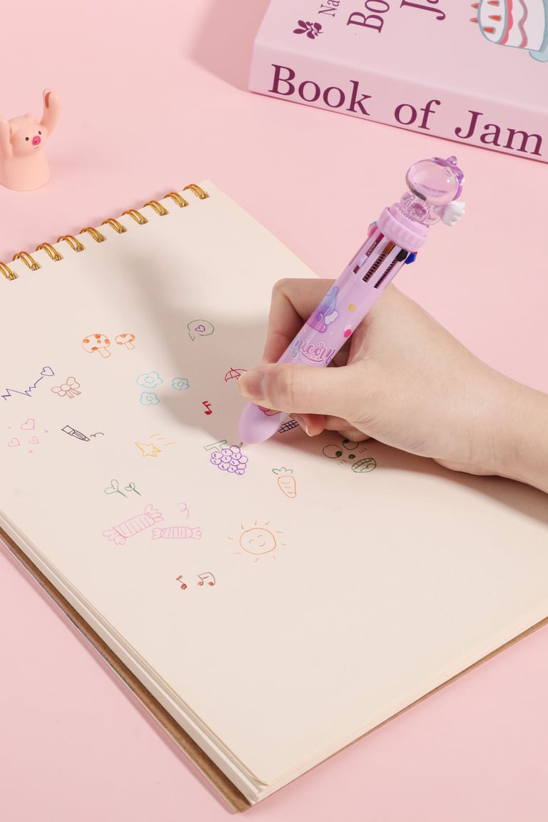 Penna kawaii colorata mentre disegna, accessorio creativo per amanti della cancelleria