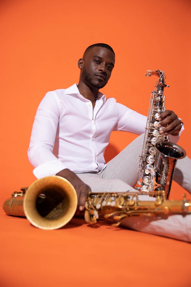 Miles Leon Headliner