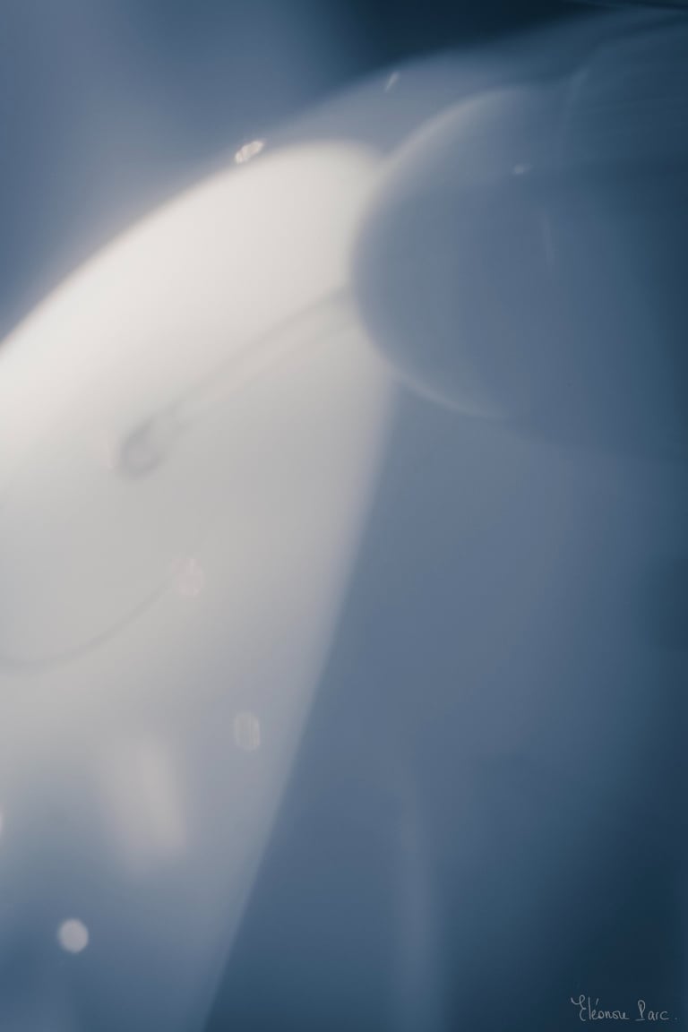 Vin Fantomatique – Reflet du verre avec son pied, lumière diffuse