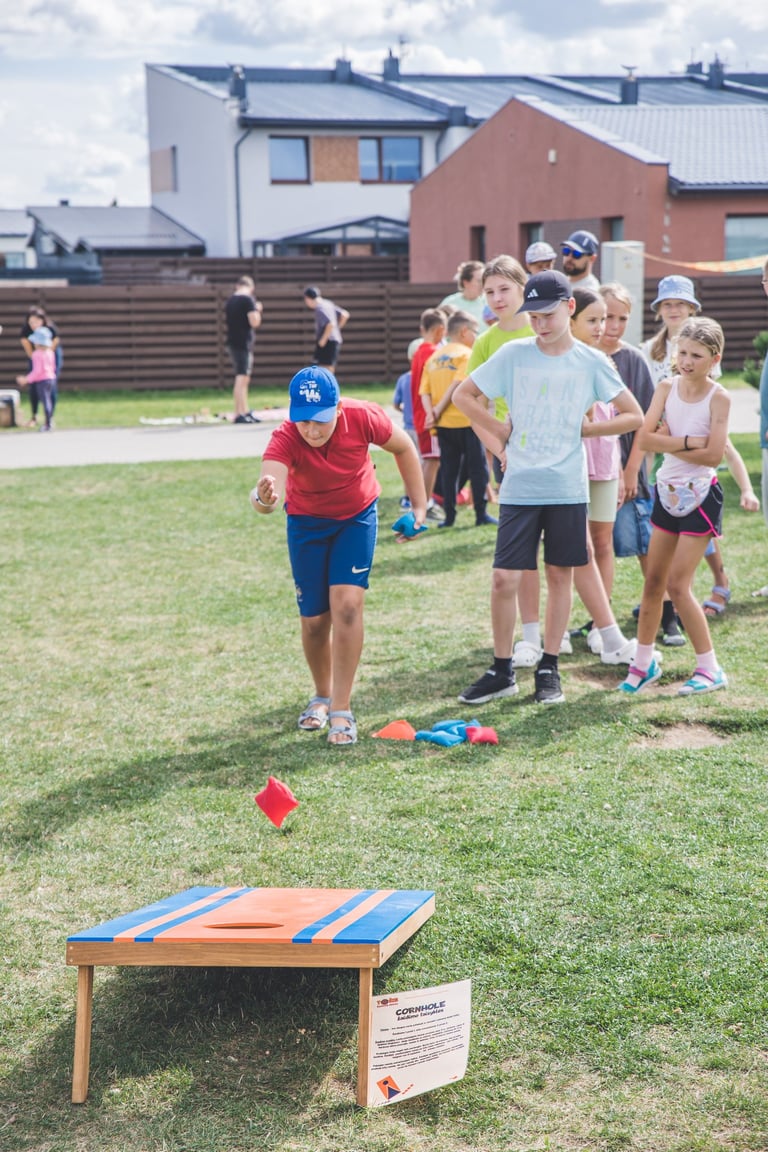 Cornhole su užduotimis žaidimas nuomai Klaipėdoje – smagus iššūkis šventėms.