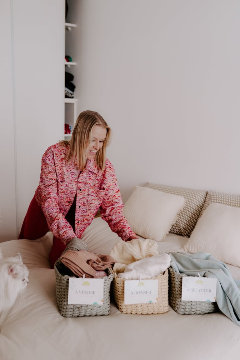 Julie Robert, Home Organiser sur Grenoble, qui accompagne sa cliente au rangement de son intérieur