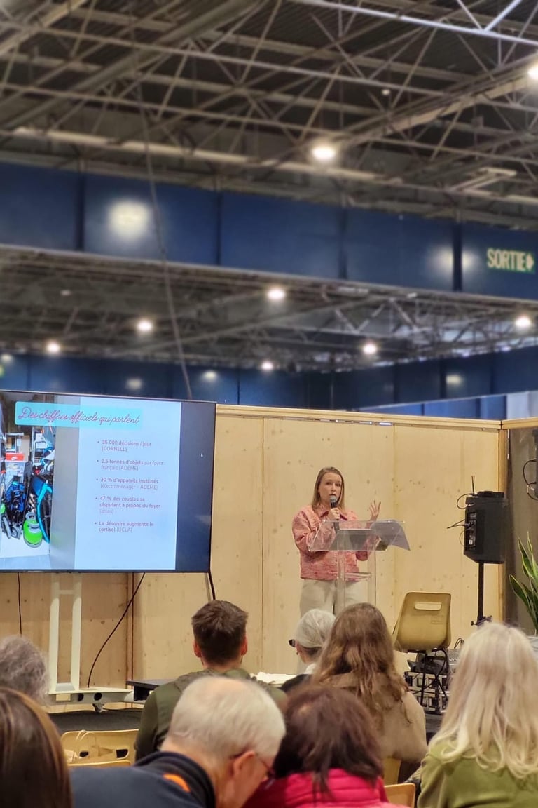 Julie Robert, Home Organiser à Grenoble, en conférence au salon Naturissima devant un public