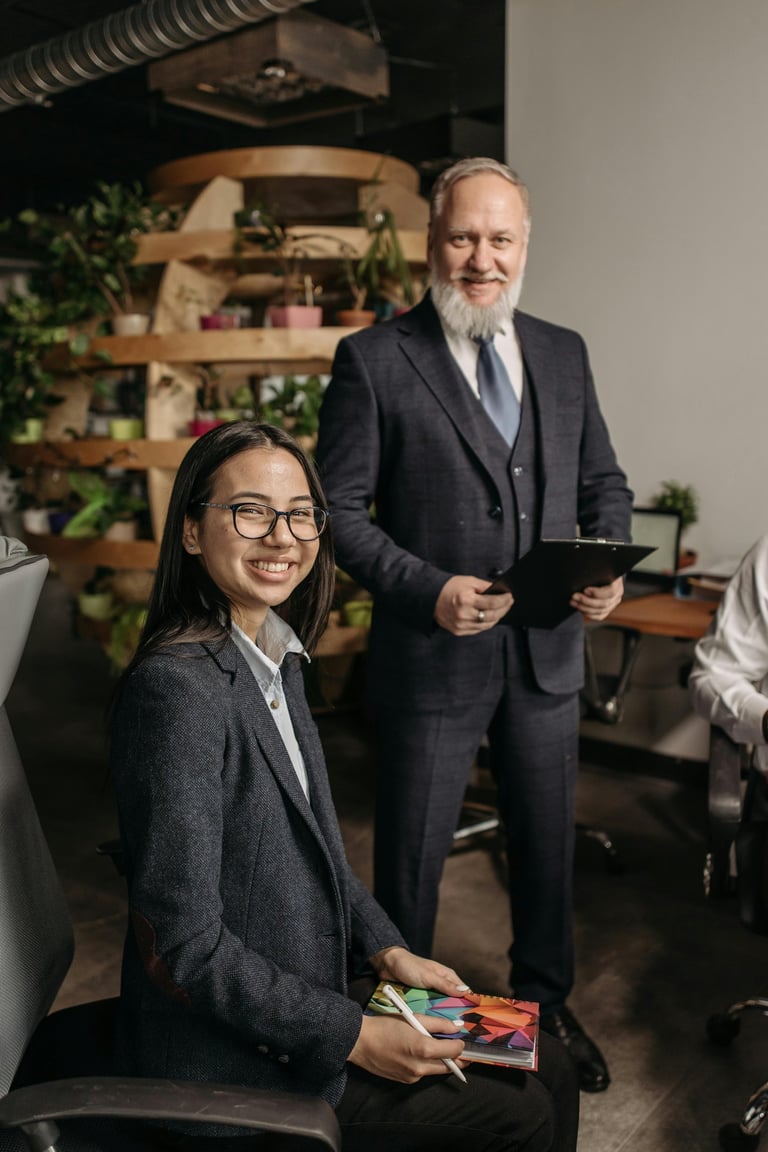 professionelle, zufriedene Büroangestellte