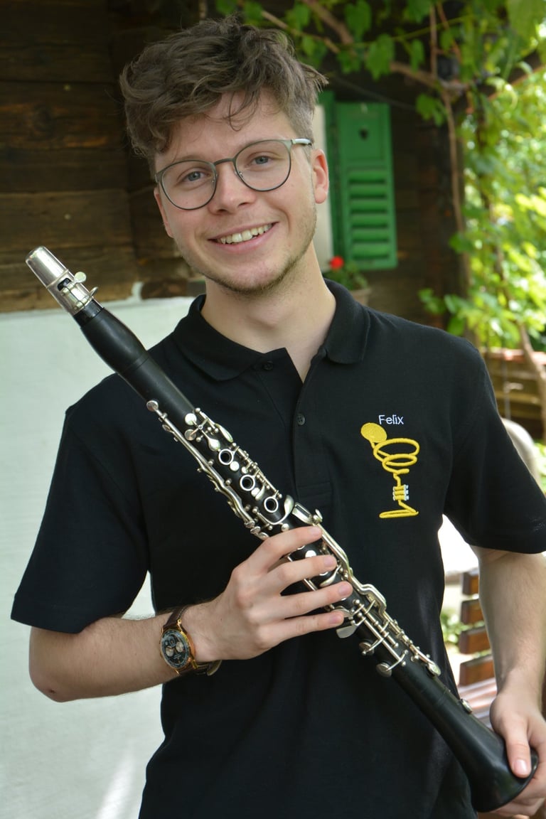 Felix Pieber mit seiner Klarinette  - Moderator Sänger und Musiker bei Brass Cuvée