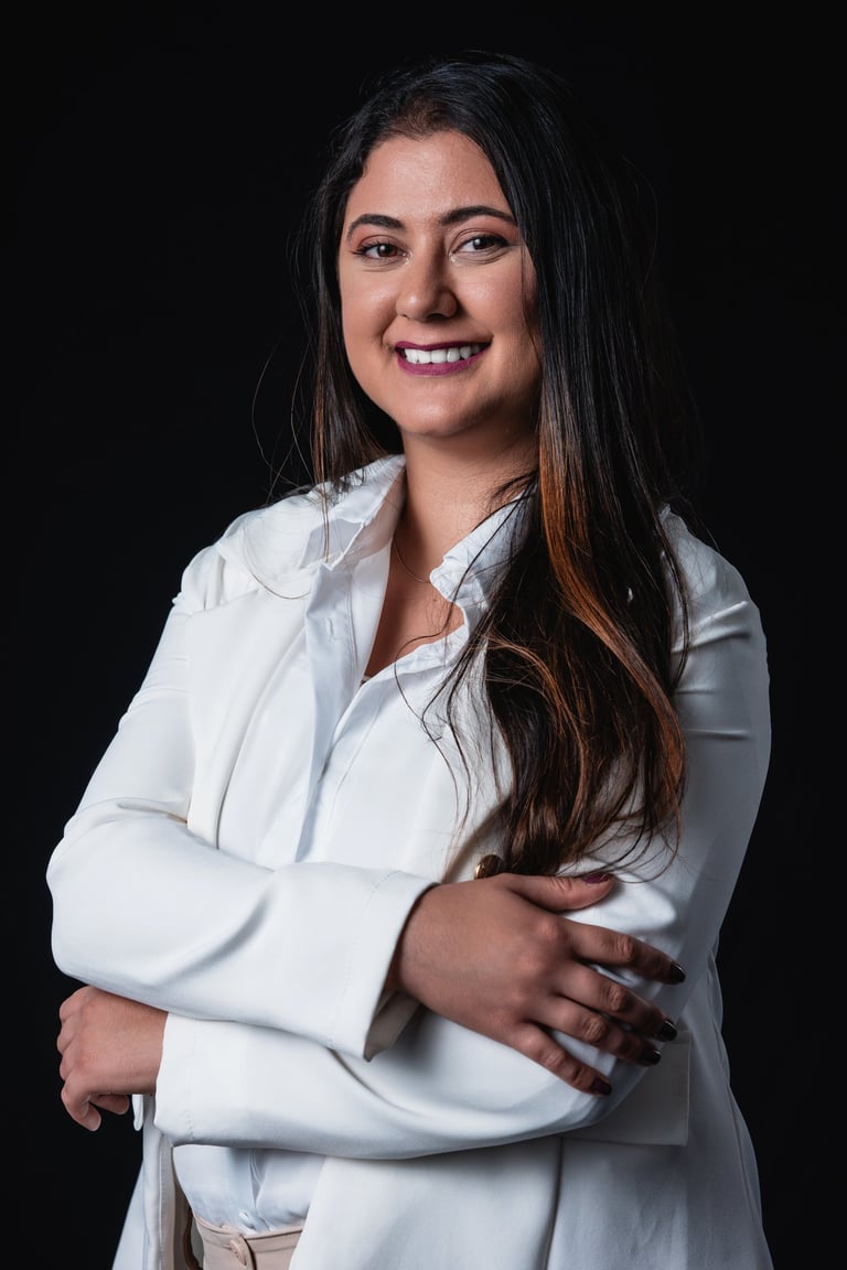 Retrato profissional de advogada especialista com blazer azul.