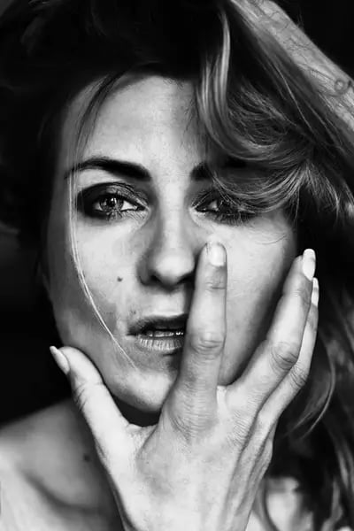 Photo portrait of a woman with a hairdoodle and a messy hairdo