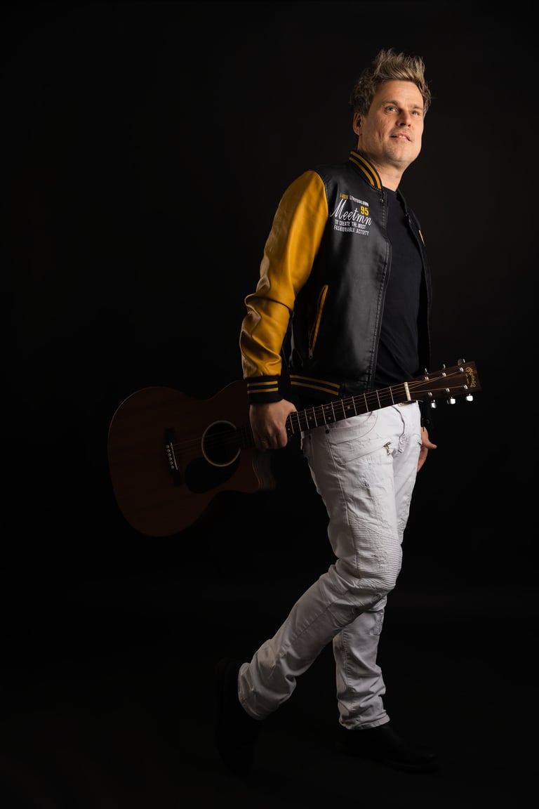 Robin Henderson mit Gitarre
