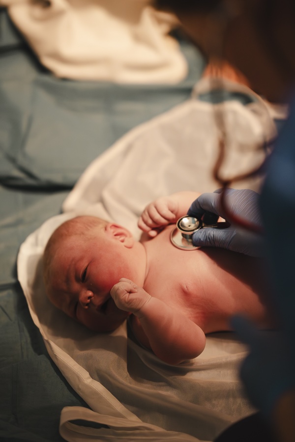 Art of Birth midwife listening the baby's heart