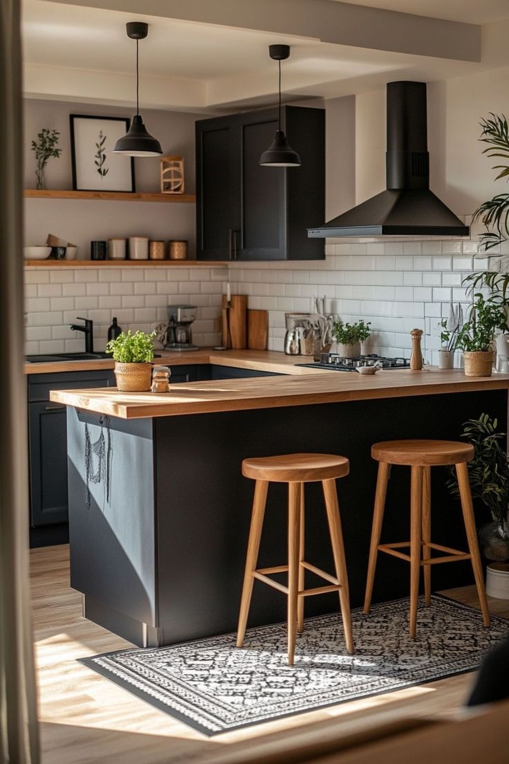 Açık renklerle ferahlatılmış mutfak tasarımı örneği