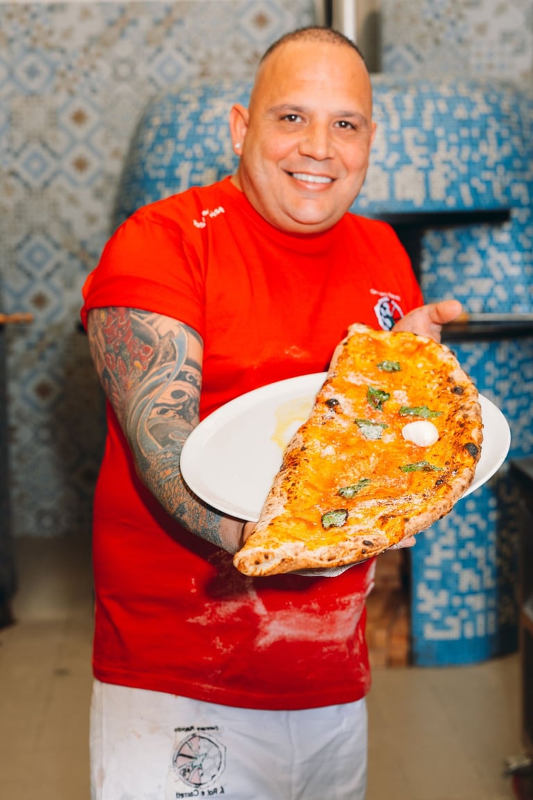 Gennaro Rapido nel laboratorio della pizzeria A' Rot e Carrett.