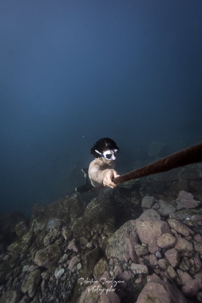 a model holding a rope during underwater photoshoot. Photo taken by Sébastien Saintignan