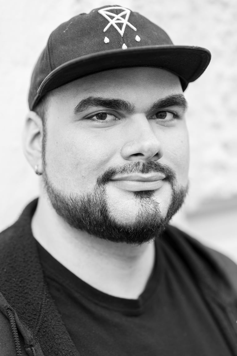 Musikproduzent Shat Aran spricht im Hörspiel "Existence" mit. Fotocredits: Matthias Kostya