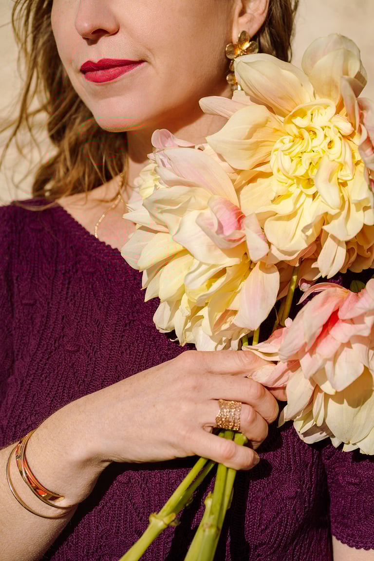 photo mode création bijoux avec des fleurs