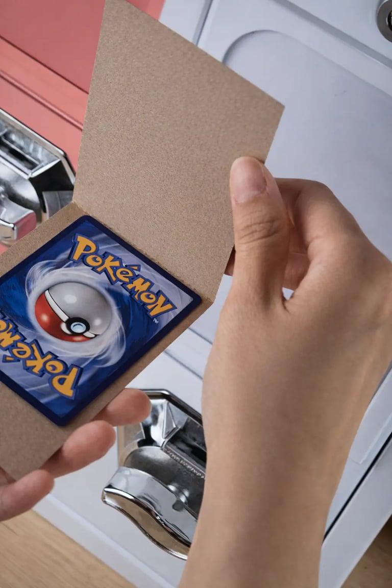 Tampilan close-up kartu yang keluar dari mesin vending kartu untuk event dan komunitas