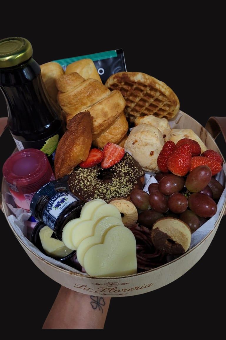 cesta de café para comemorar aniversário, prepardos com itens gorumet, bolo, paes, yogurt